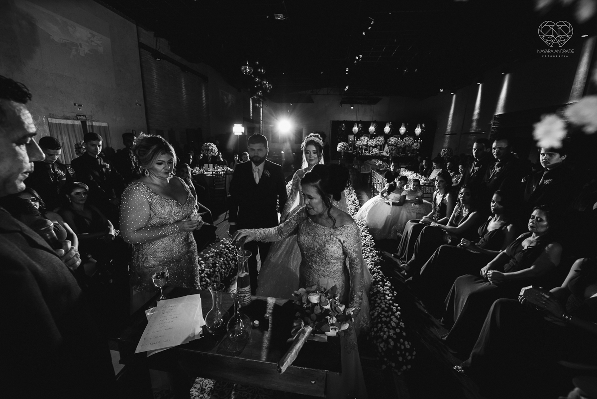 cerimonia realizada no salao atmosfera em guaruja com decoraçao classica e flores brancas noiva vestida de princesa e noivo de terno azul nfotografia com a fotografa premiada nayara andrade