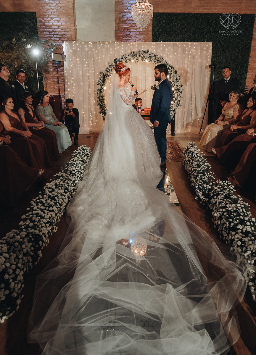 cerimonia realizada no salao atmosfera em guaruja com decoraçao classica e flores brancas noiva vestida de princesa e noivo de terno azul nfotografia com a fotografa premiada nayara andrade
