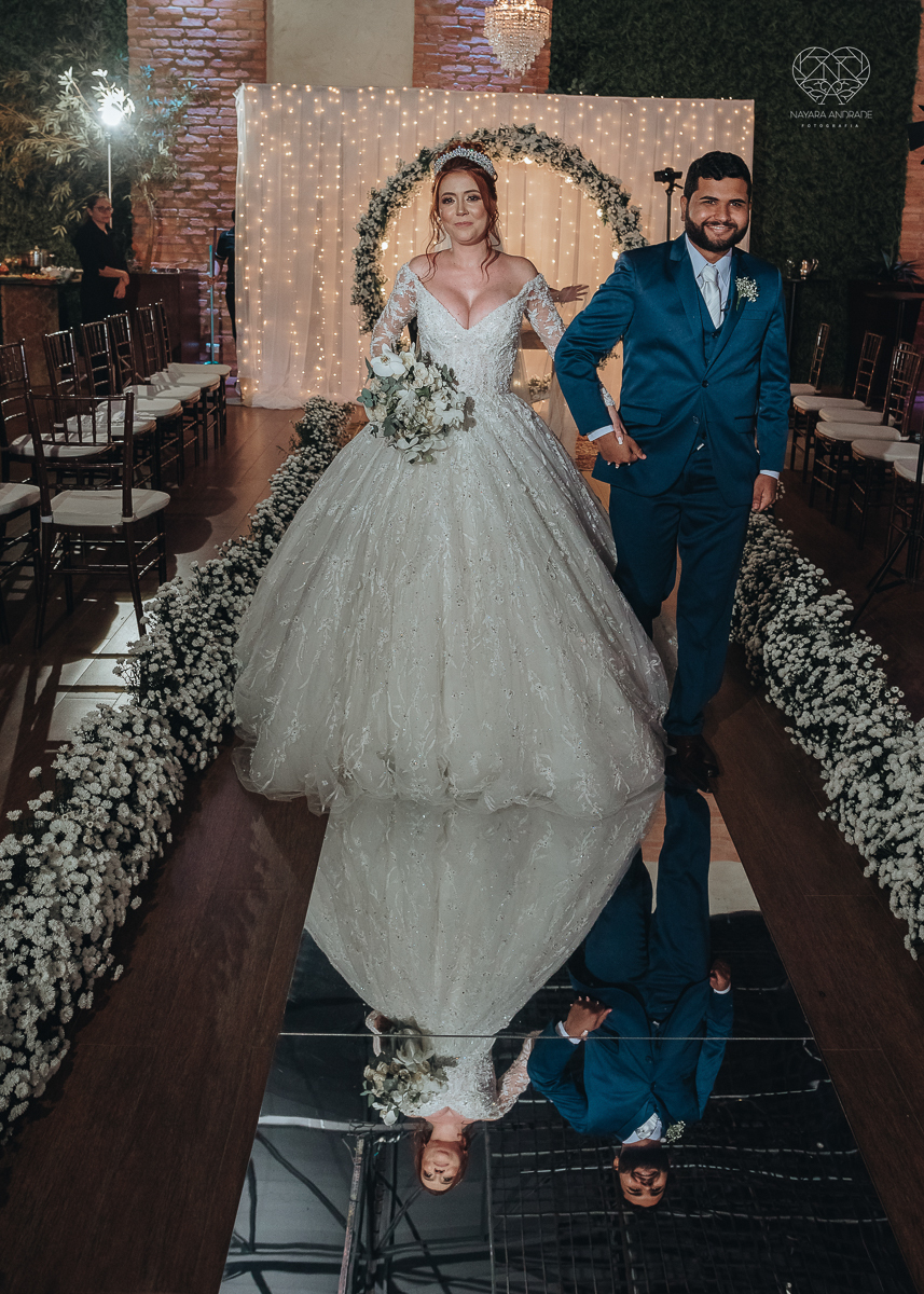 cerimonia realizada no salao atmosfera em guaruja com decoraçao classica e flores brancas noiva vestida de princesa e noivo de terno azul nfotografia com a fotografa premiada nayara andrade