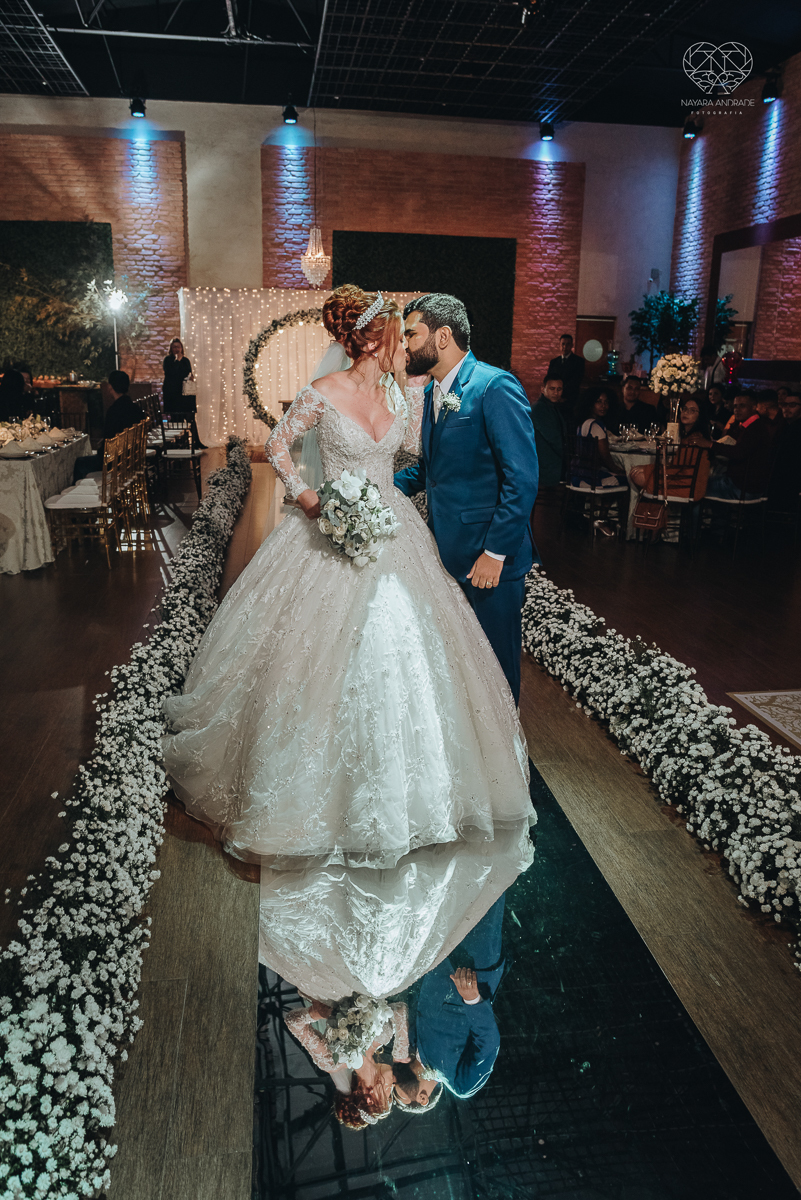 cerimonia realizada no salao atmosfera em guaruja com decoraçao classica e flores brancas noiva vestida de princesa e noivo de terno azul nfotografia com a fotografa premiada nayara andrade