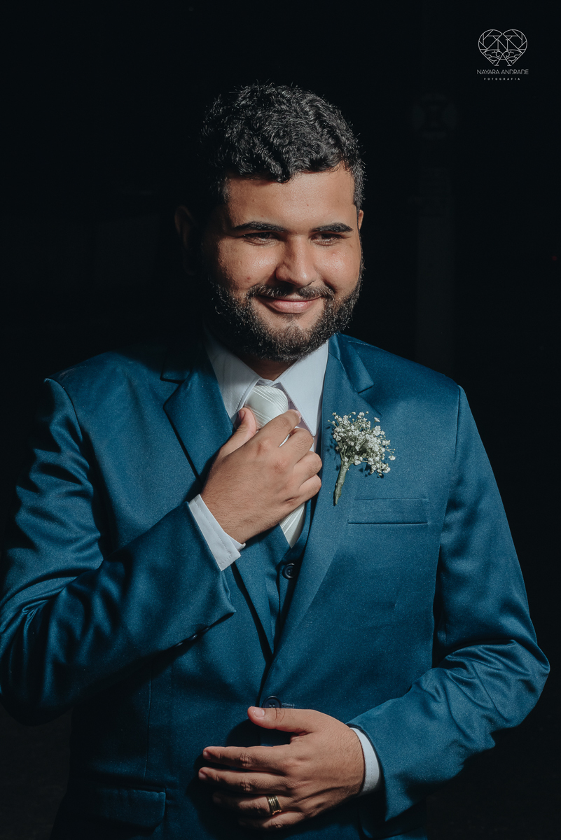 cerimonia realizada no salao atmosfera em guaruja com decoraçao classica e flores brancas noiva vestida de princesa e noivo de terno azul nfotografia com a fotografa premiada nayara andrade