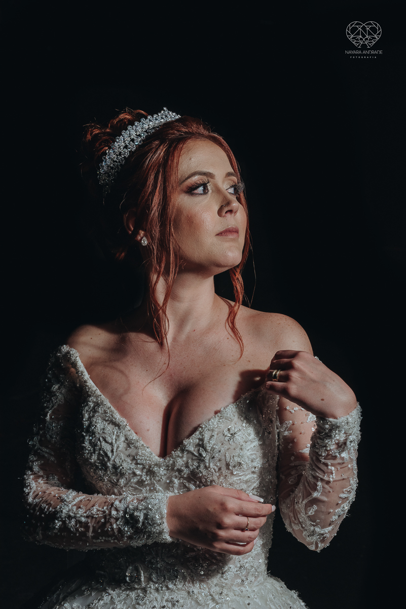 cerimonia realizada no salao atmosfera em guaruja com decoraçao classica e flores brancas noiva vestida de princesa e noivo de terno azul nfotografia com a fotografa premiada nayara andrade