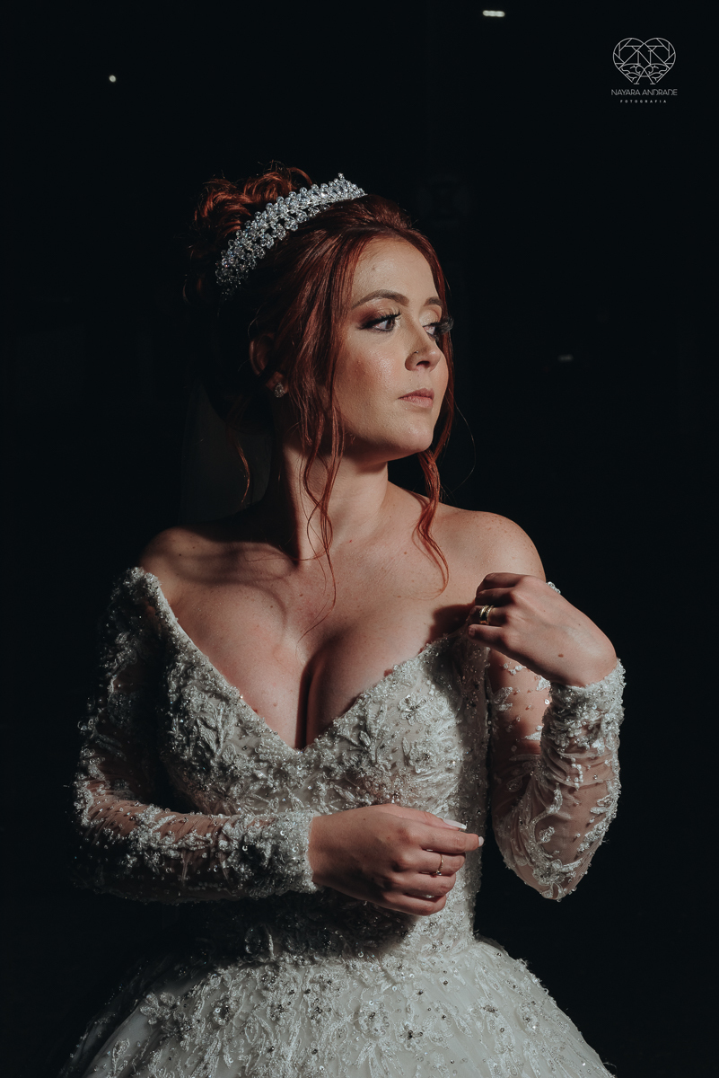 cerimonia realizada no salao atmosfera em guaruja com decoraçao classica e flores brancas noiva vestida de princesa e noivo de terno azul nfotografia com a fotografa premiada nayara andrade