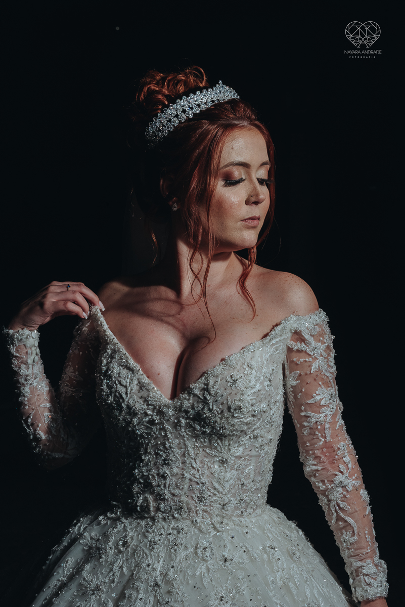 cerimonia realizada no salao atmosfera em guaruja com decoraçao classica e flores brancas noiva vestida de princesa e noivo de terno azul nfotografia com a fotografa premiada nayara andrade