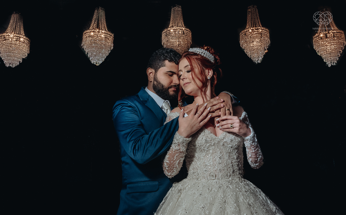 cerimonia realizada no salao atmosfera em guaruja com decoraçao classica e flores brancas noiva vestida de princesa e noivo de terno azul nfotografia com a fotografa premiada nayara andrade
