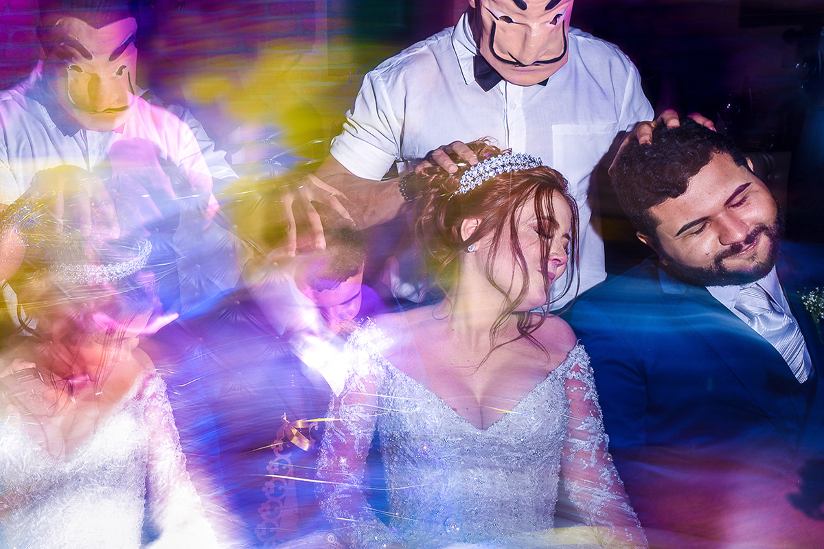 cerimonia realizada no salao atmosfera em guaruja com decoraçao classica e flores brancas noiva vestida de princesa e noivo de terno azul nfotografia com a fotografa premiada nayara andrade