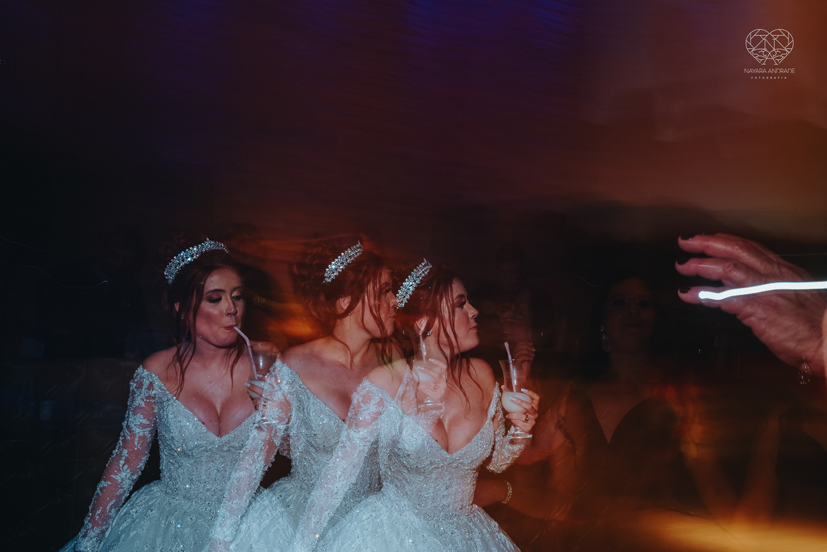 cerimonia realizada no salao atmosfera em guaruja com decoraçao classica e flores brancas noiva vestida de princesa e noivo de terno azul nfotografia com a fotografa premiada nayara andrade