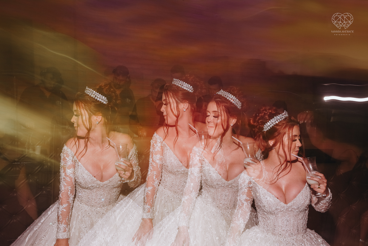 cerimonia realizada no salao atmosfera em guaruja com decoraçao classica e flores brancas noiva vestida de princesa e noivo de terno azul nfotografia com a fotografa premiada nayara andrade