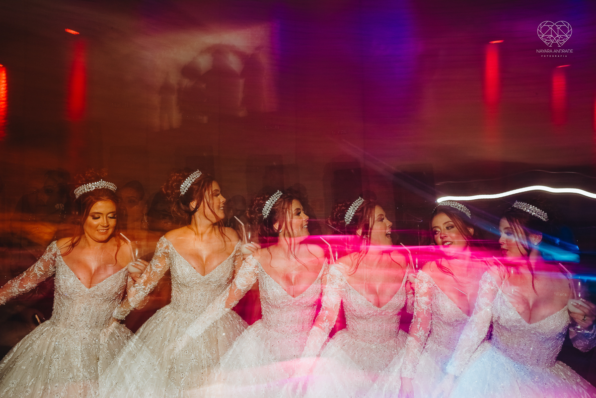 cerimonia realizada no salao atmosfera em guaruja com decoraçao classica e flores brancas noiva vestida de princesa e noivo de terno azul nfotografia com a fotografa premiada nayara andrade