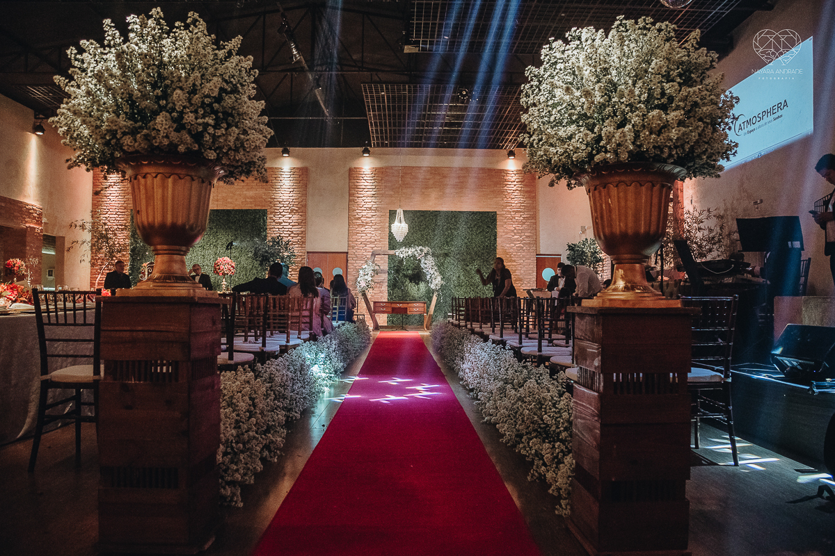 decoraçao de casamento classico com flores vermelhas, lustre, arranjos caidos na mesa, espaco atmosphera feita por lu pallaroni