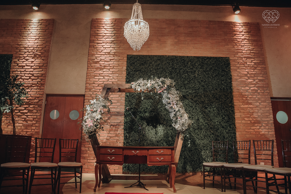 decoraçao de casamento classico com flores vermelhas, lustre, arranjos caidos na mesa, espaco atmosphera feita por lu pallaroni