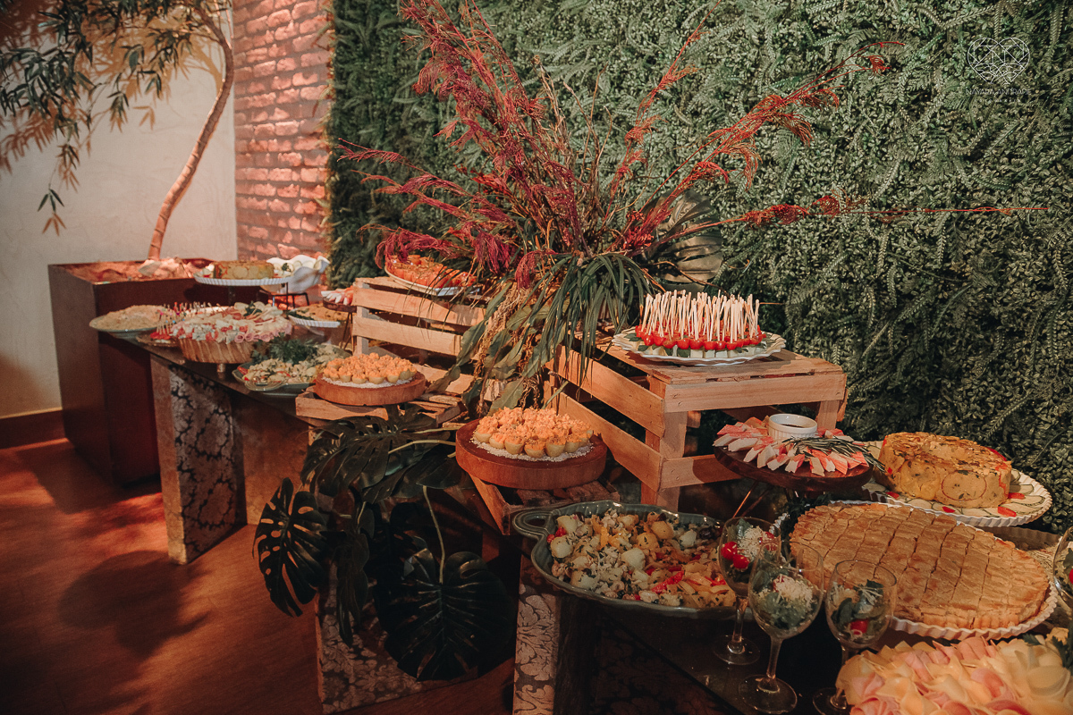 decoraçao de casamento classico com flores vermelhas, lustre, arranjos caidos na mesa, espaco atmosphera feita por lu pallaroni