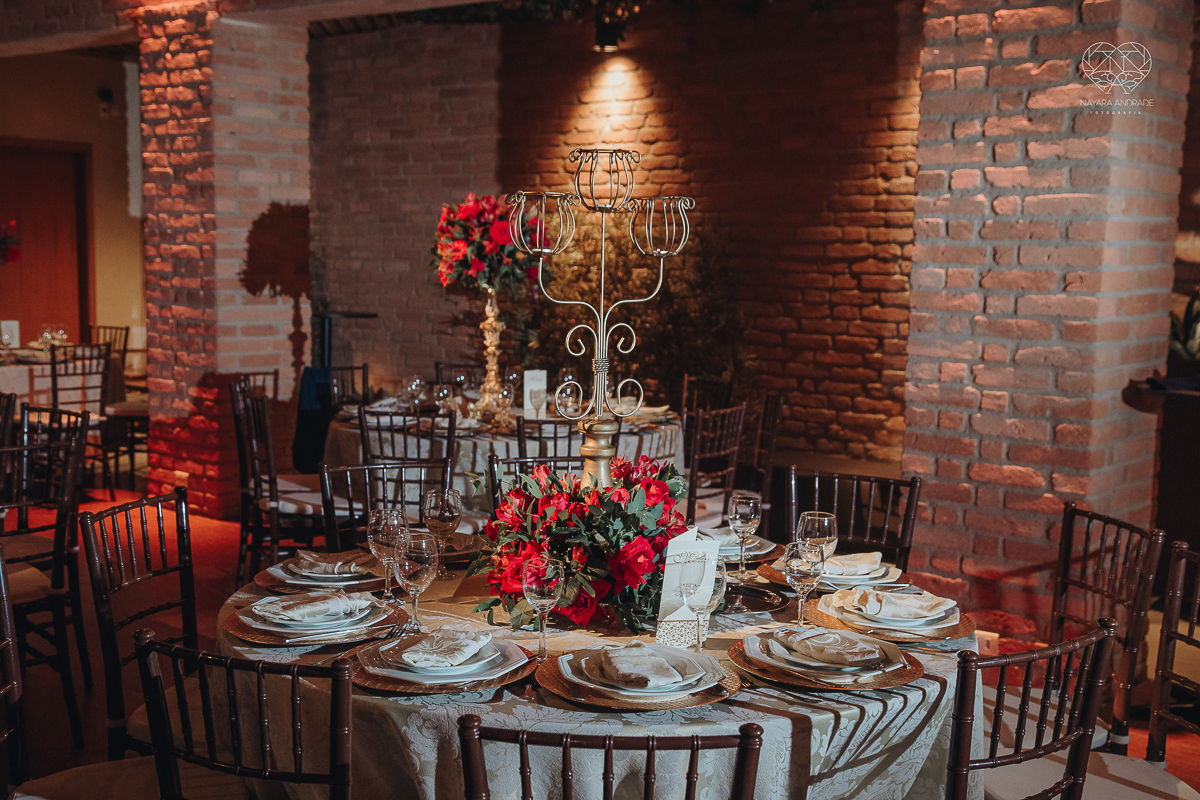 decoraçao de casamento classico com flores vermelhas, lustre, arranjos caidos na mesa, espaco atmosphera feita por lu pallaroni