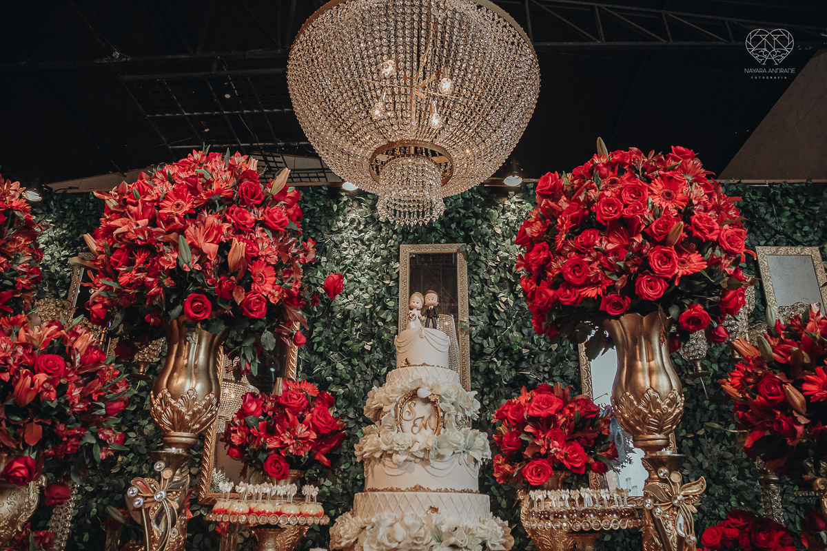 decoraçao de casamento classico com flores vermelhas, lustre, arranjos caidos na mesa, espaco atmosphera feita por lu pallaroni