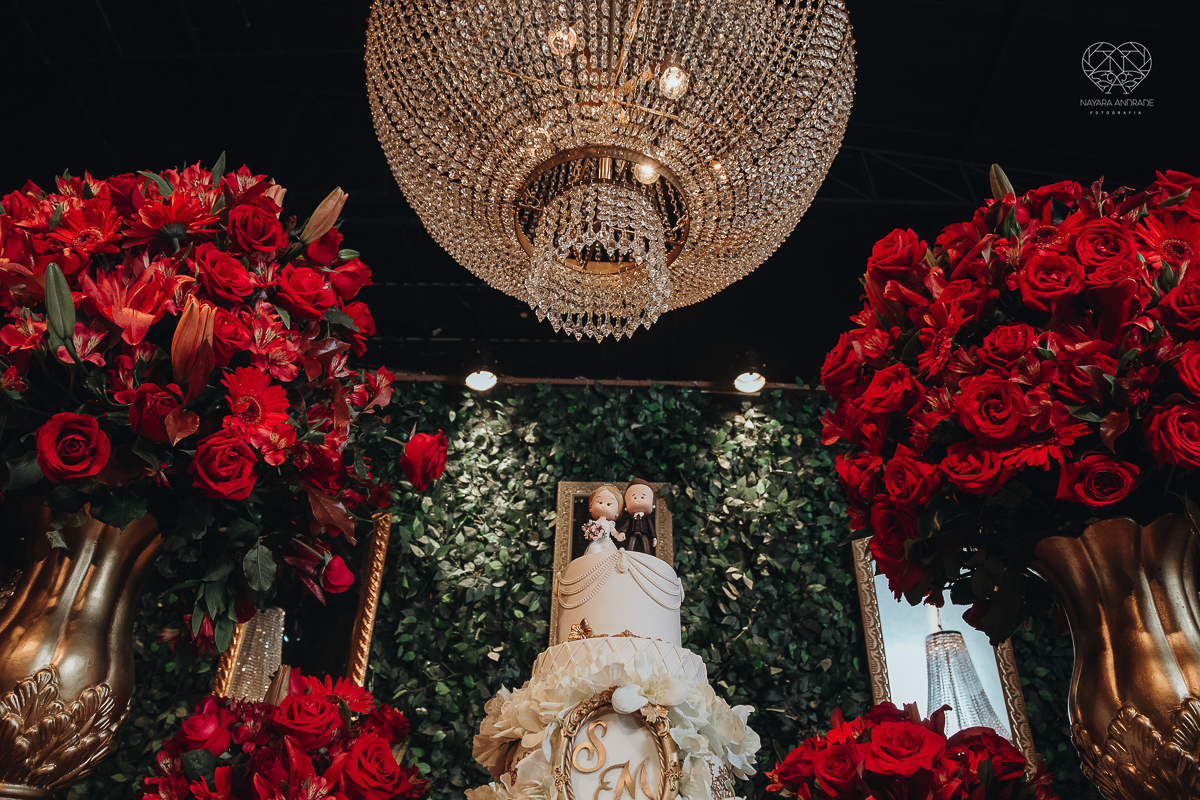 decoraçao de casamento classico com flores vermelhas, lustre, arranjos caidos na mesa, espaco atmosphera feita por lu pallaroni