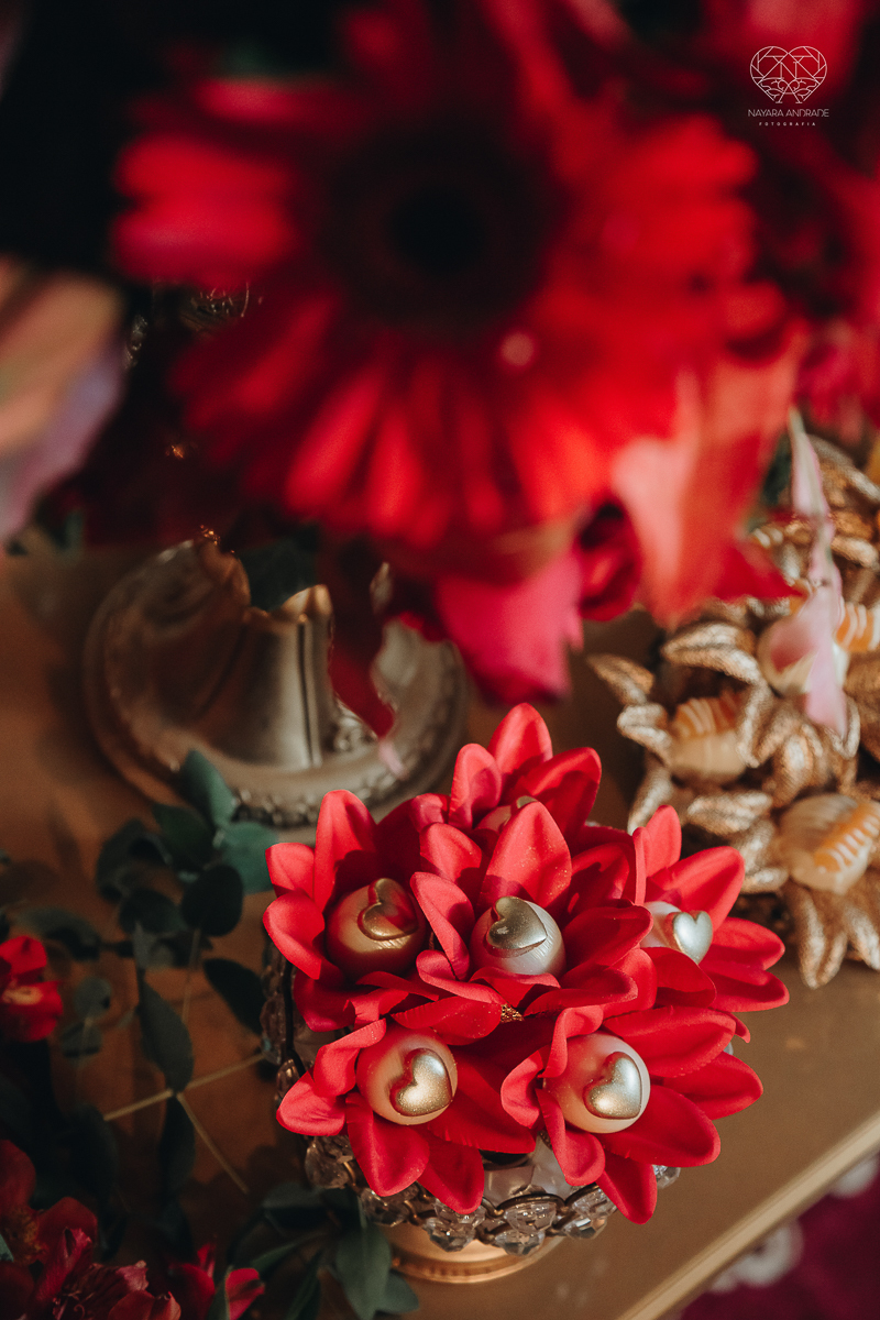 decoraçao de casamento classico com flores vermelhas, lustre, arranjos caidos na mesa, espaco atmosphera feita por lu pallaroni
