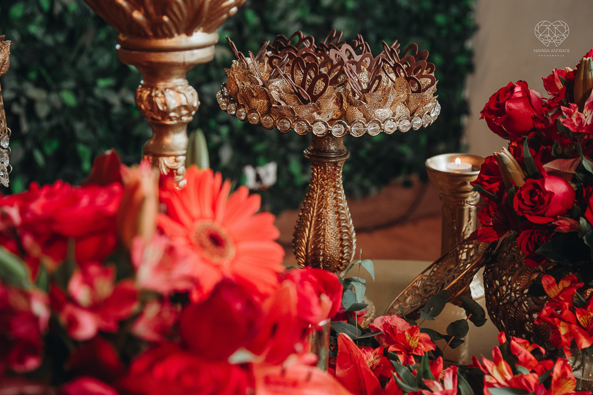 decoraçao de casamento classico com flores vermelhas, lustre, arranjos caidos na mesa, espaco atmosphera feita por lu pallaroni