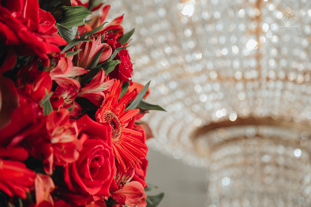 decoraçao de casamento classico com flores vermelhas, lustre, arranjos caidos na mesa, espaco atmosphera feita por lu pallaroni