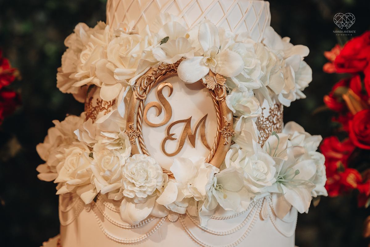 decoraçao de casamento classico com flores vermelhas, lustre, arranjos caidos na mesa, espaco atmosphera feita por lu pallaroni