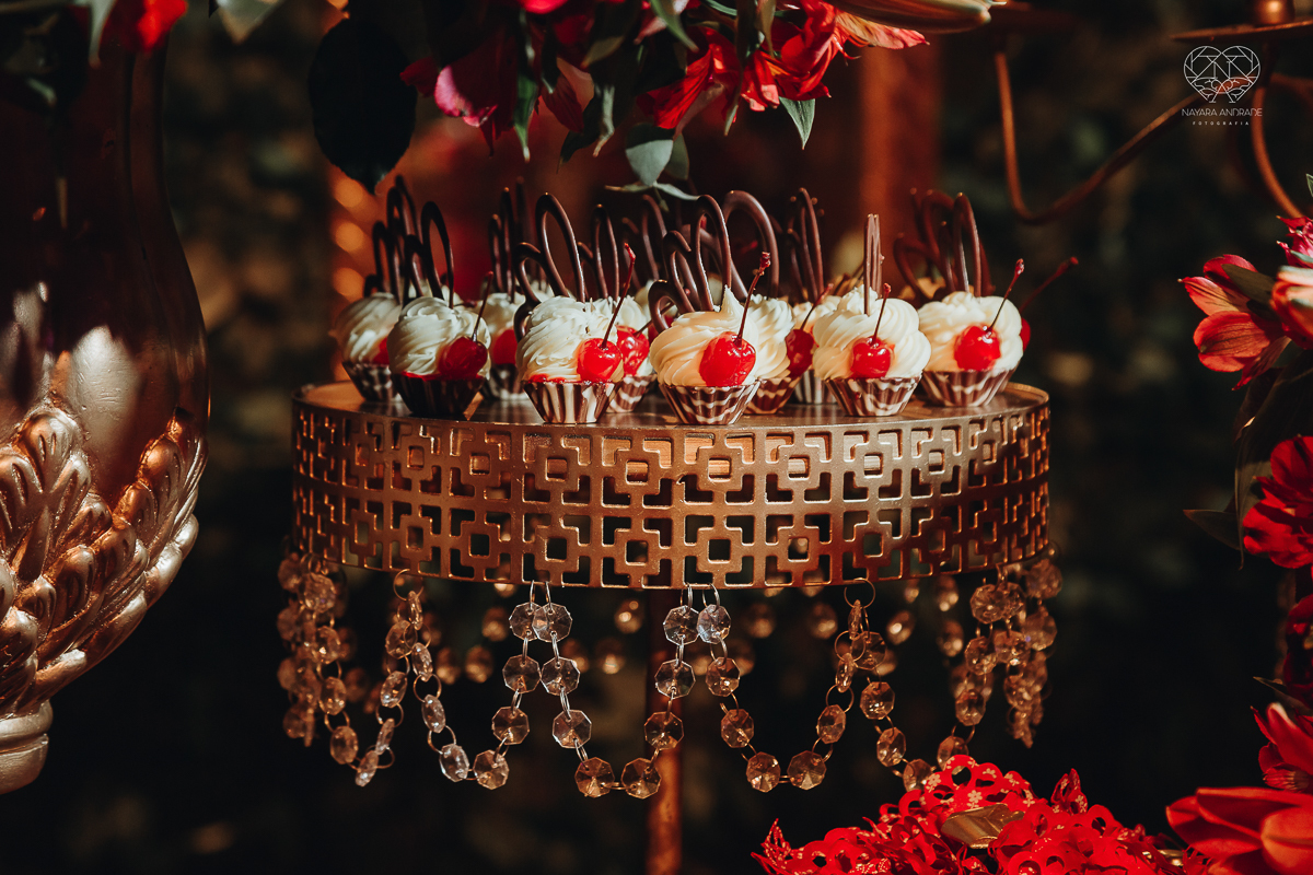 decoraçao de casamento classico com flores vermelhas, lustre, arranjos caidos na mesa, espaco atmosphera feita por lu pallaroni