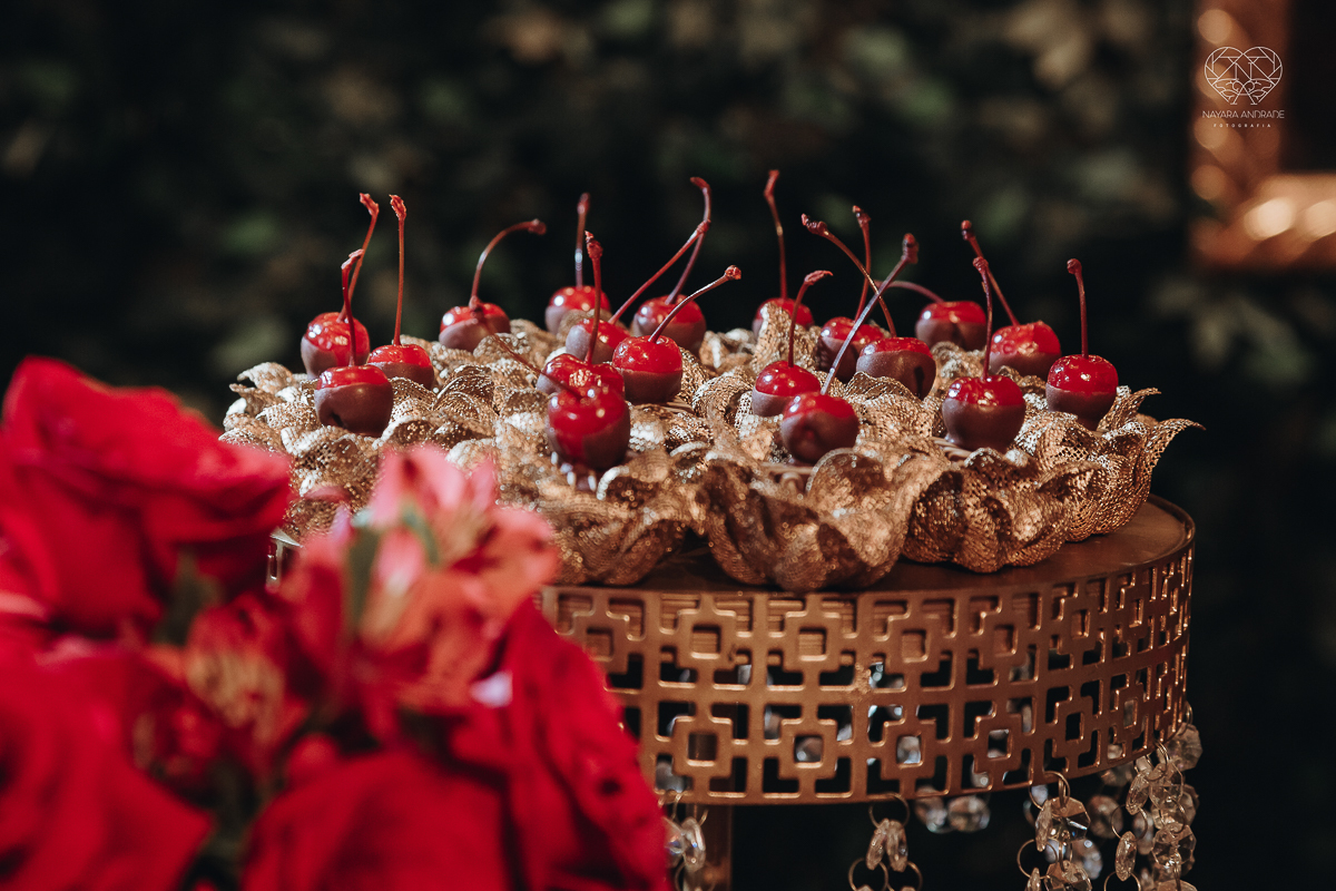 decoraçao de casamento classico com flores vermelhas, lustre, arranjos caidos na mesa, espaco atmosphera feita por lu pallaroni