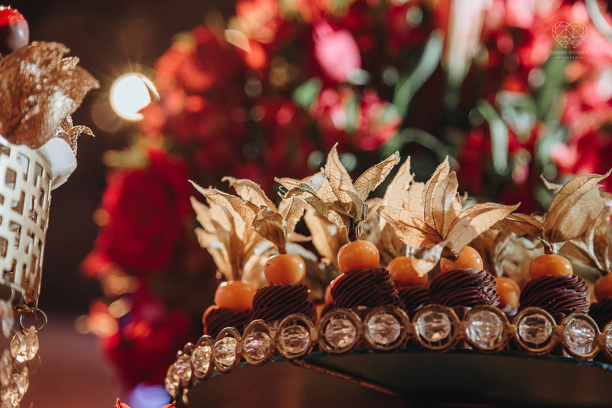 decoraçao de casamento classico com flores vermelhas, lustre, arranjos caidos na mesa, espaco atmosphera feita por lu pallaroni