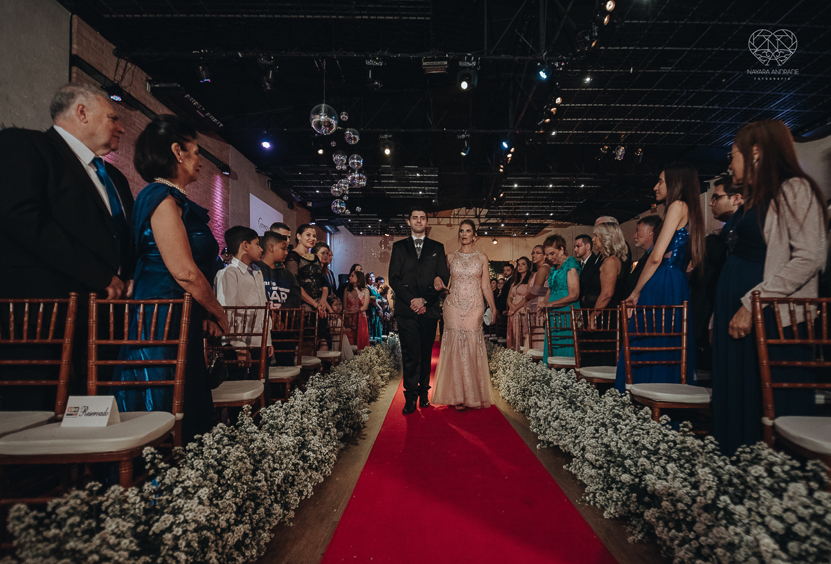 decoraçao de casamento classico com flores vermelhas, lustre, arranjos caidos na mesa, espaco atmosphera feita por lu pallaroni