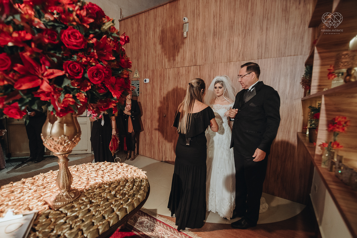 fotografia de casamento classico de princesa com decoraçao vermelha no espaço atmosphera no guaruja fotos feitas pela fotografa nayara andrade de santos