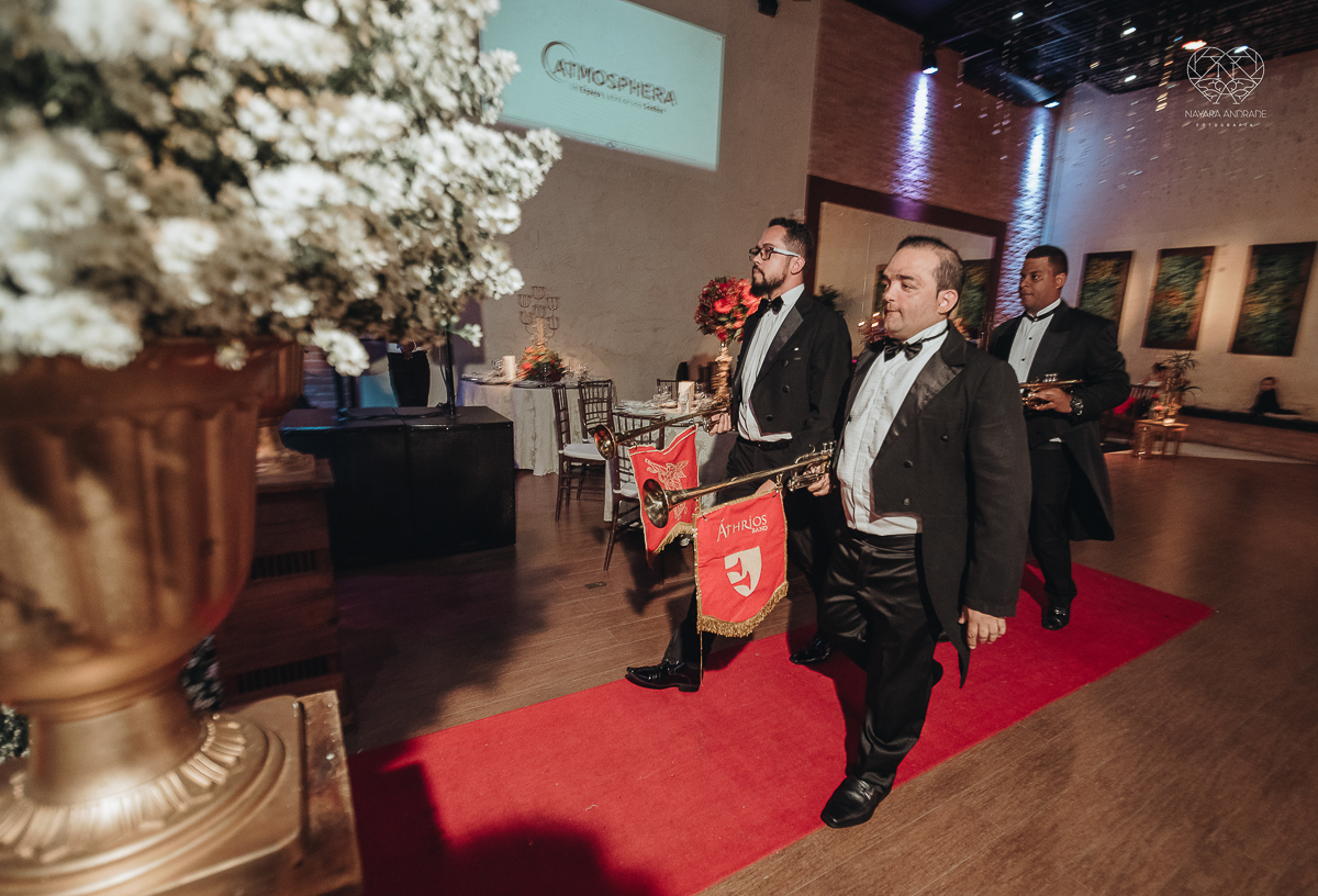 fotografia de casamento classico de princesa com decoraçao vermelha no espaço atmosphera no guaruja fotos feitas pela fotografa nayara andrade de santos