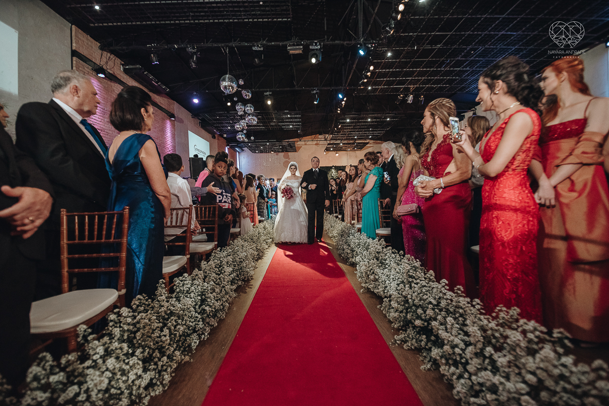 fotografia de casamento classico de princesa com decoraçao vermelha no espaço atmosphera no guaruja fotos feitas pela fotografa nayara andrade de santos