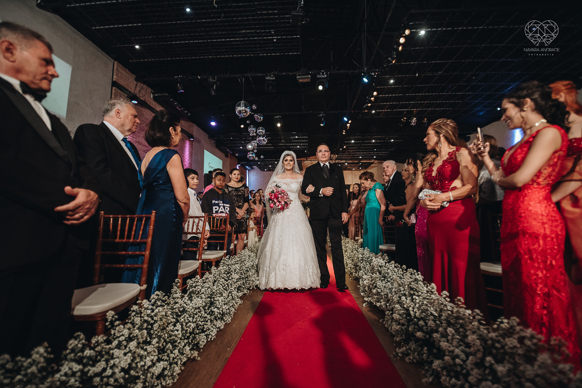 fotografia de casamento classico de princesa com decoraçao vermelha no espaço atmosphera no guaruja fotos feitas pela fotografa nayara andrade de santos