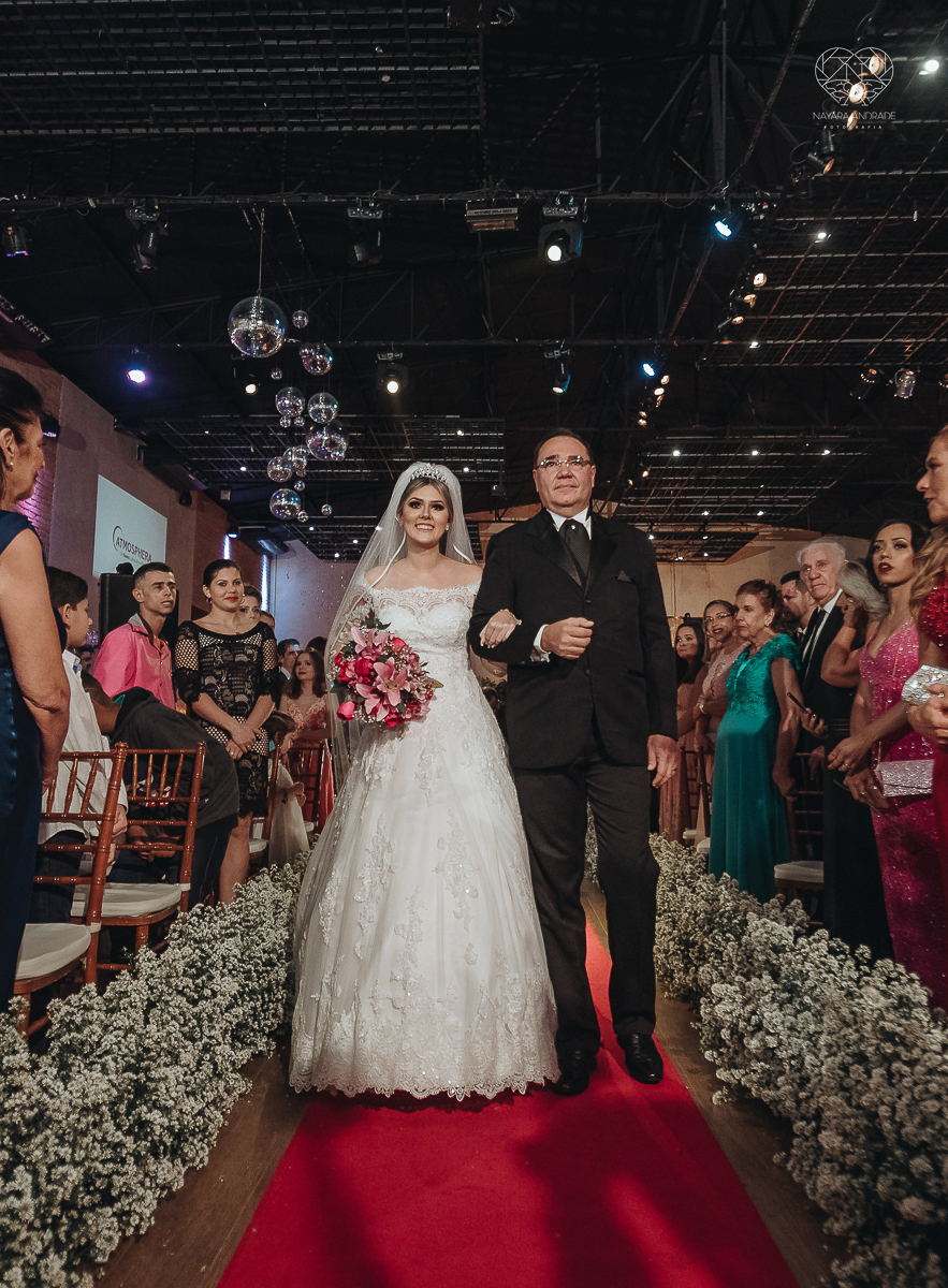 fotografia de casamento classico de princesa com decoraçao vermelha no espaço atmosphera no guaruja fotos feitas pela fotografa nayara andrade de santos
