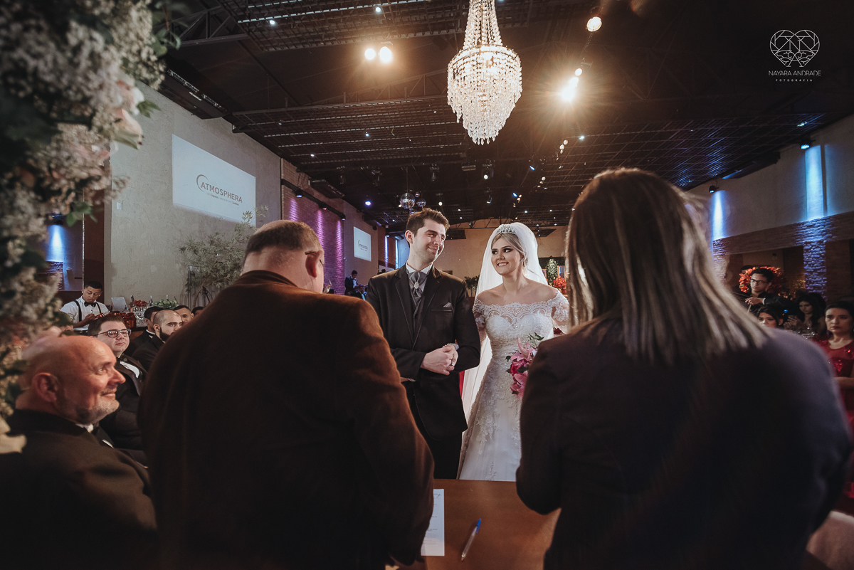 fotografia de casamento classico de princesa com decoraçao vermelha no espaço atmosphera no guaruja fotos feitas pela fotografa nayara andrade de santos