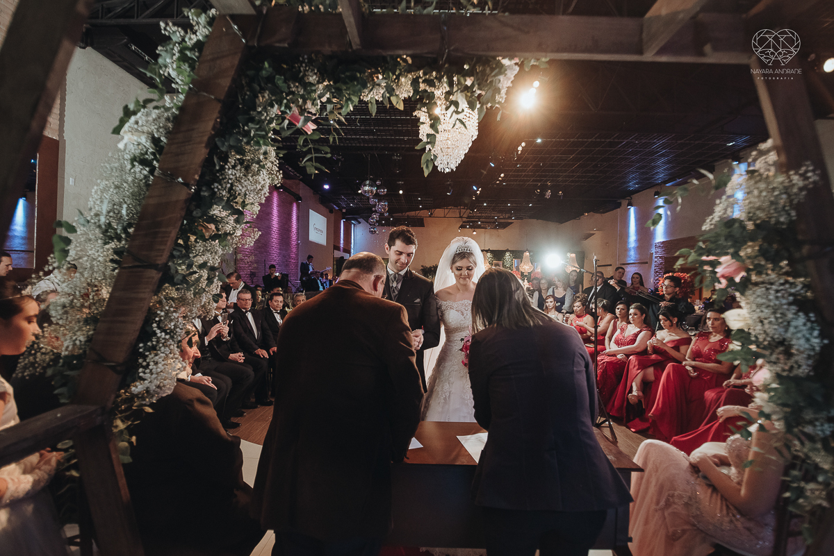 fotografia de casamento classico de princesa com decoraçao vermelha no espaço atmosphera no guaruja fotos feitas pela fotografa nayara andrade de santos