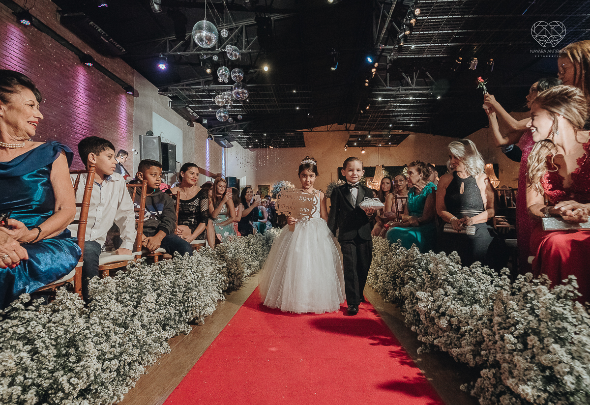 fotografia de casamento classico de princesa com decoraçao vermelha no espaço atmosphera no guaruja fotos feitas pela fotografa nayara andrade de santos