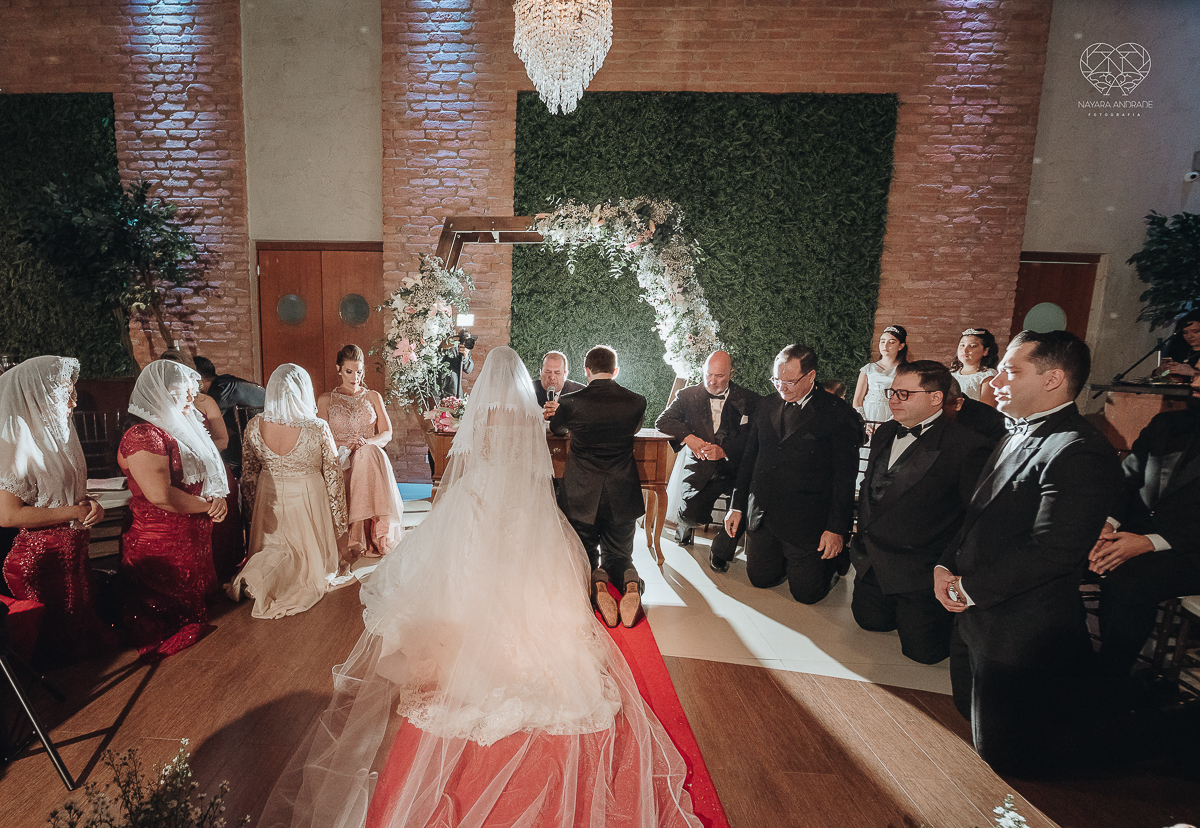 fotografia de casamento classico de princesa com decoraçao vermelha no espaço atmosphera no guaruja fotos feitas pela fotografa nayara andrade de santos