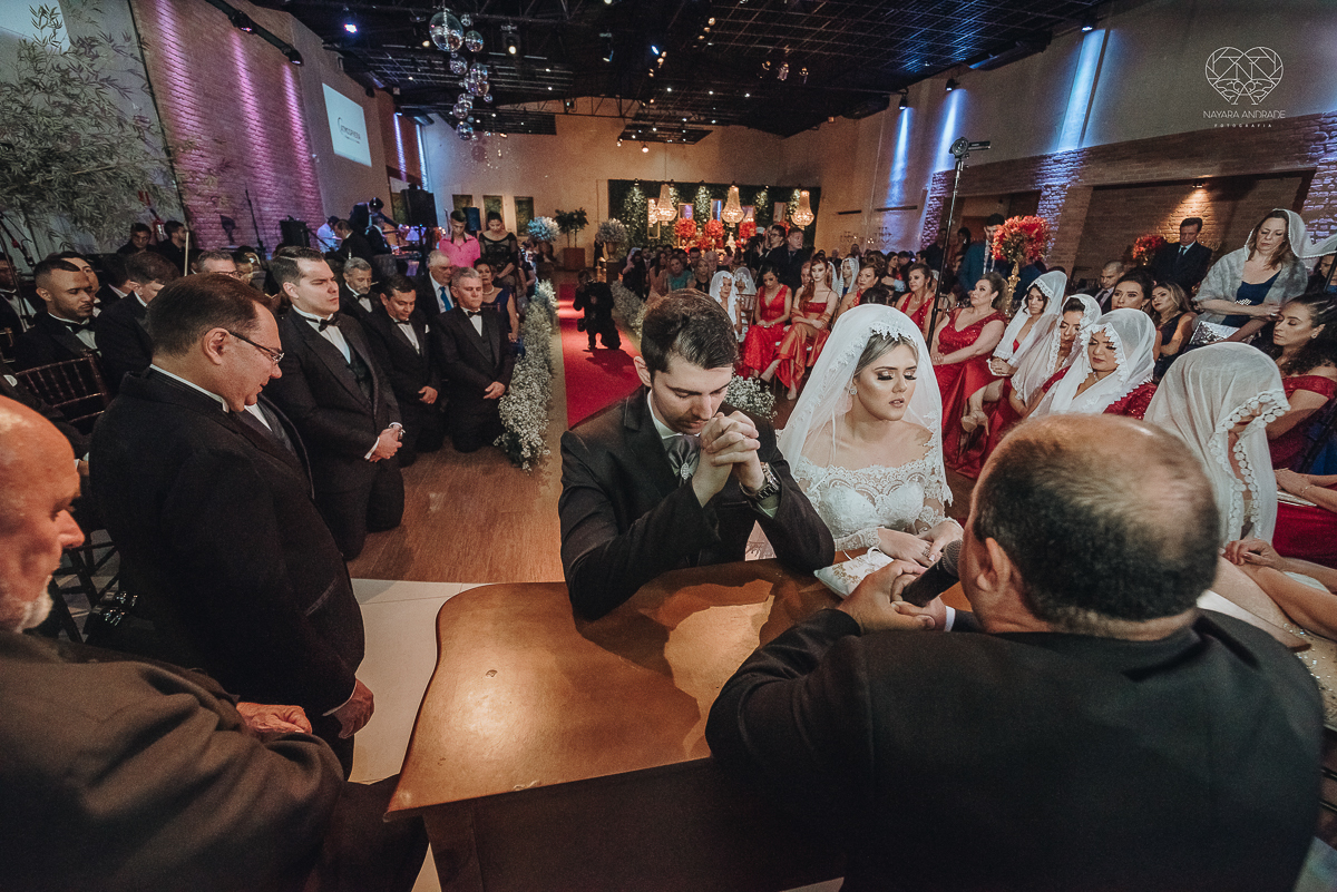 fotografia de casamento classico de princesa com decoraçao vermelha no espaço atmosphera no guaruja fotos feitas pela fotografa nayara andrade de santos