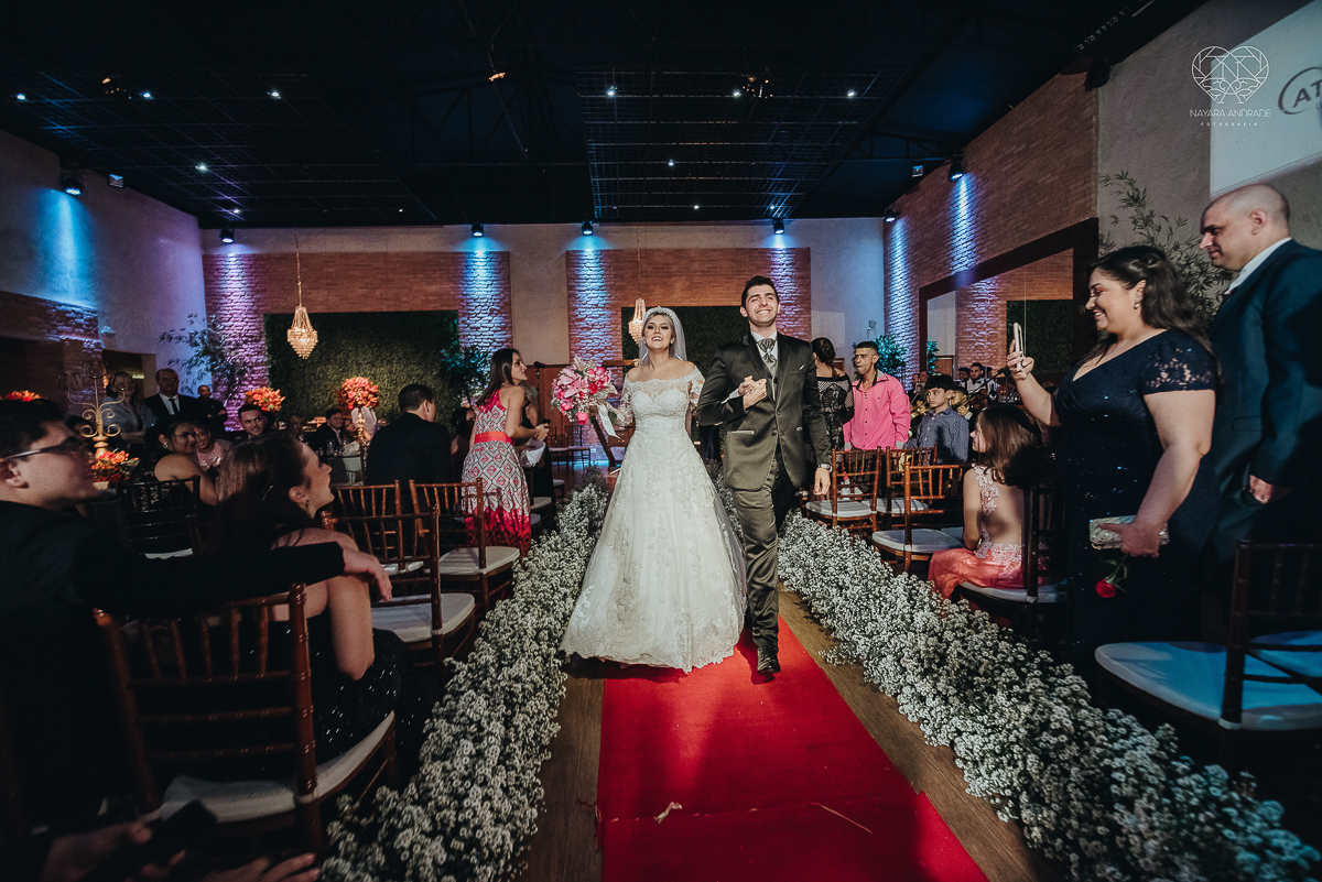 fotografia de casamento classico de princesa com decoraçao vermelha no espaço atmosphera no guaruja fotos feitas pela fotografa nayara andrade de santos