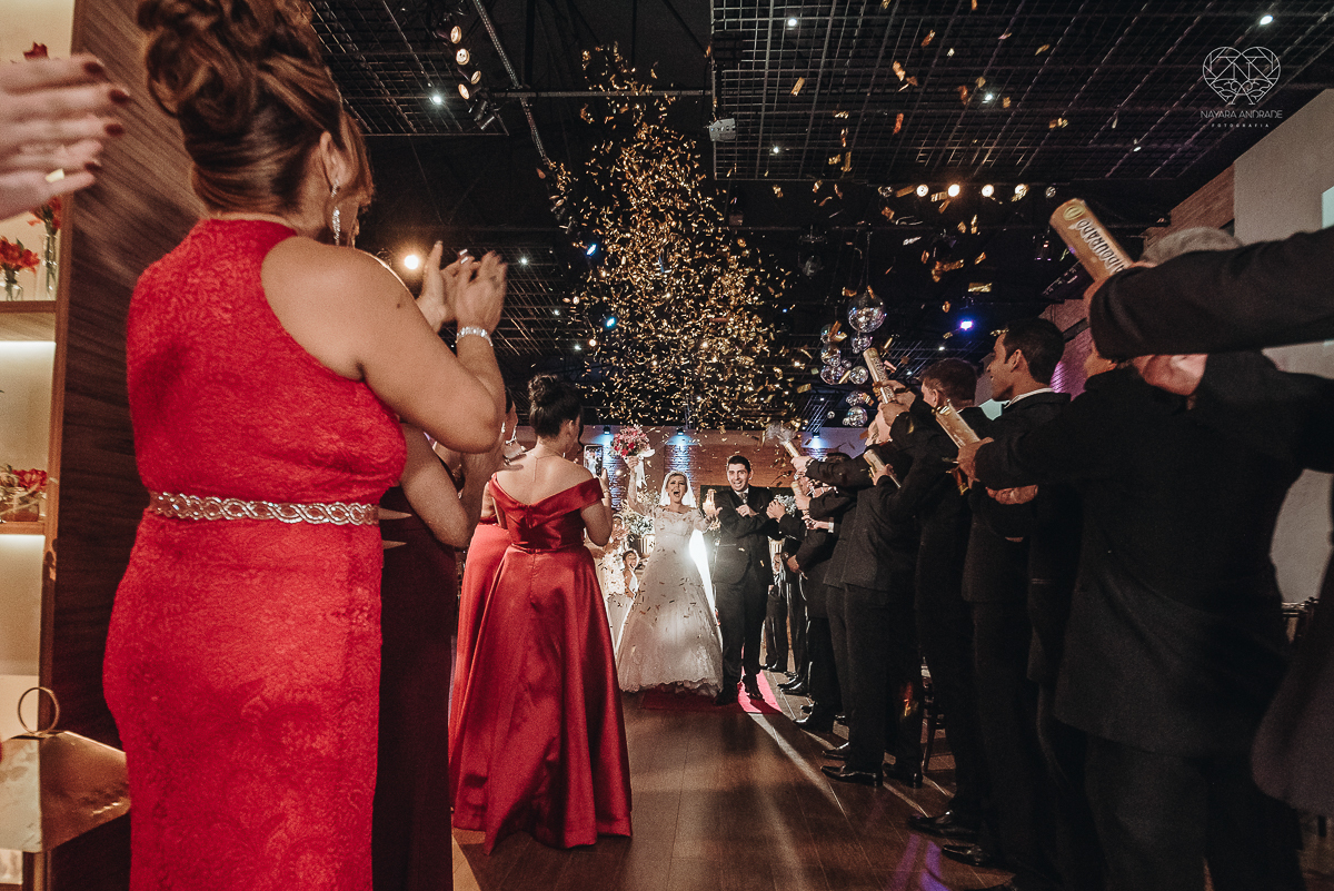 fotografia de casamento classico de princesa com decoraçao vermelha no espaço atmosphera no guaruja fotos feitas pela fotografa nayara andrade de santos