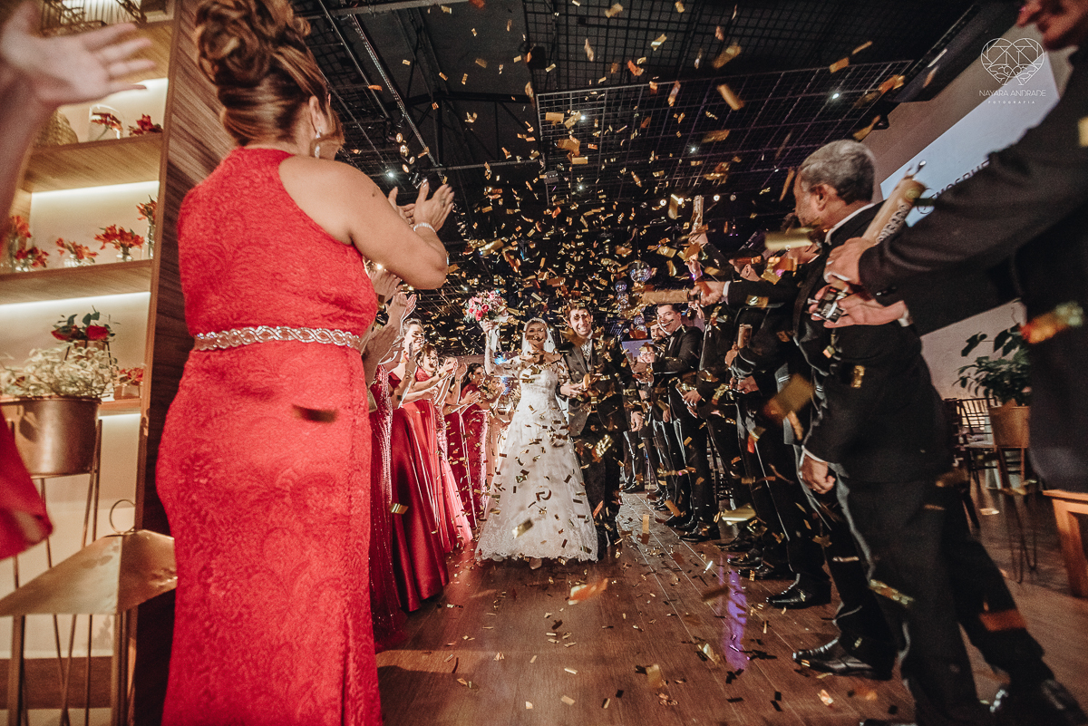 fotografia de casamento classico de princesa com decoraçao vermelha no espaço atmosphera no guaruja fotos feitas pela fotografa nayara andrade de santos