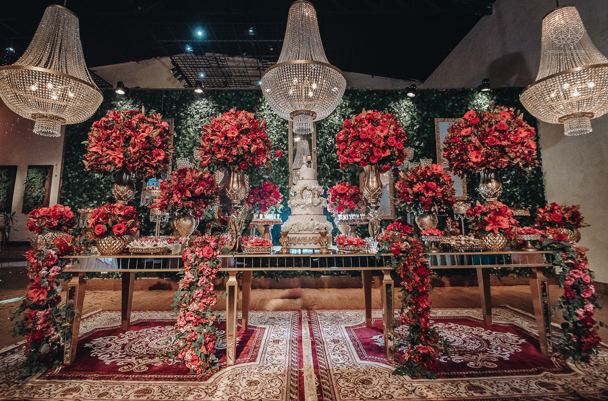 decoraçao de casamento classico com flores vermelhas, lustre, arranjos caidos na mesa, espaco atmosphera feita por lu pallaroni