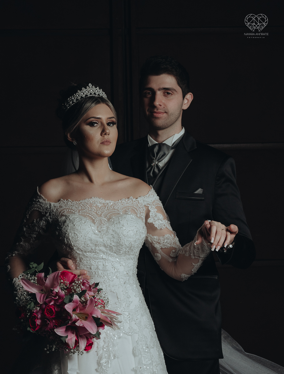 fotos externas de casal apaixonado feitas no espaço atmosphera no guaruja fotos noturnas de noiva com o veu e buque fotos posadas feitas pela fotografa premiada nayara andrade de santos