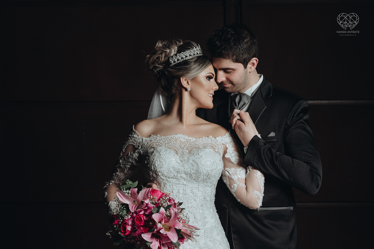 fotos externas de casal apaixonado feitas no espaço atmosphera no guaruja fotos noturnas de noiva com o veu e buque fotos posadas feitas pela fotografa premiada nayara andrade de santos