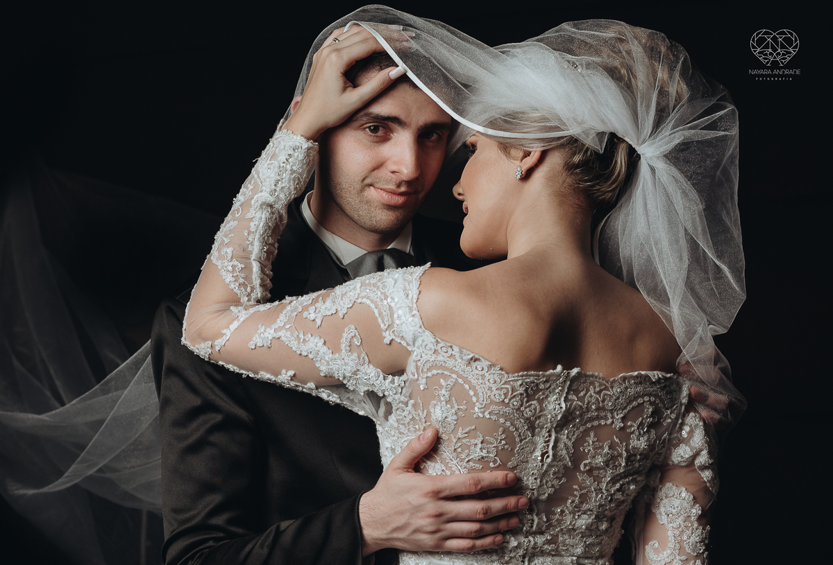 fotos externas de casal apaixonado feitas no espaço atmosphera no guaruja fotos noturnas de noiva com o veu e buque fotos posadas feitas pela fotografa premiada nayara andrade de santos