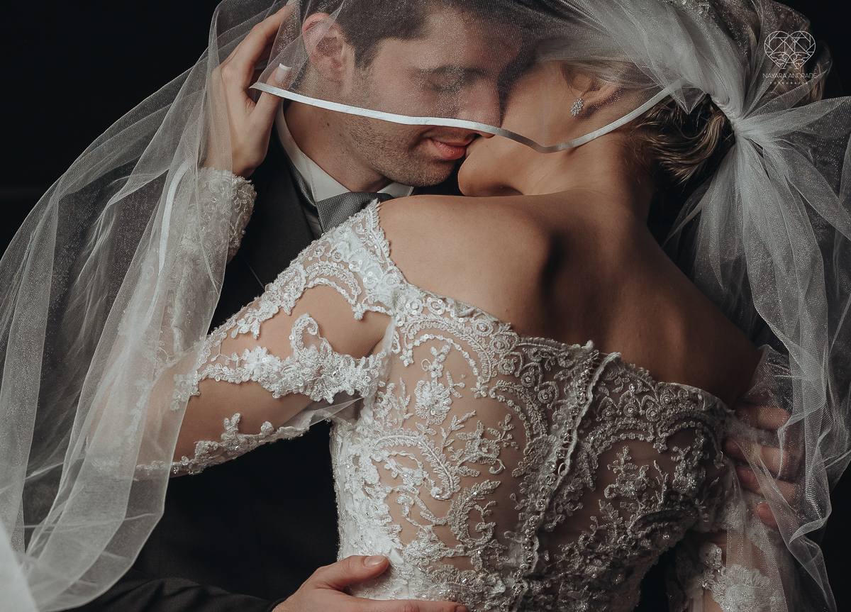 fotos externas de casal apaixonado feitas no espaço atmosphera no guaruja fotos noturnas de noiva com o veu e buque fotos posadas feitas pela fotografa premiada nayara andrade de santos