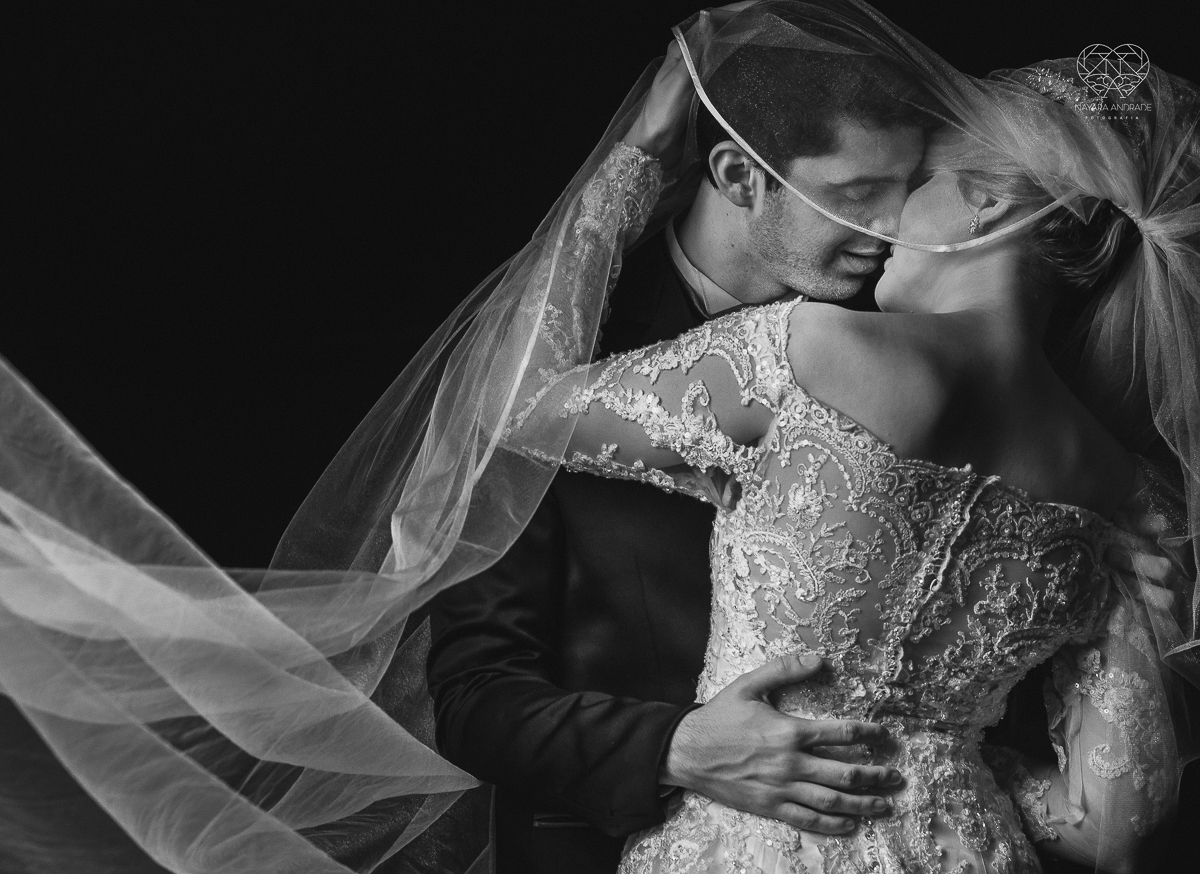 fotos externas de casal apaixonado feitas no espaço atmosphera no guaruja fotos noturnas de noiva com o veu e buque fotos posadas feitas pela fotografa premiada nayara andrade de santos