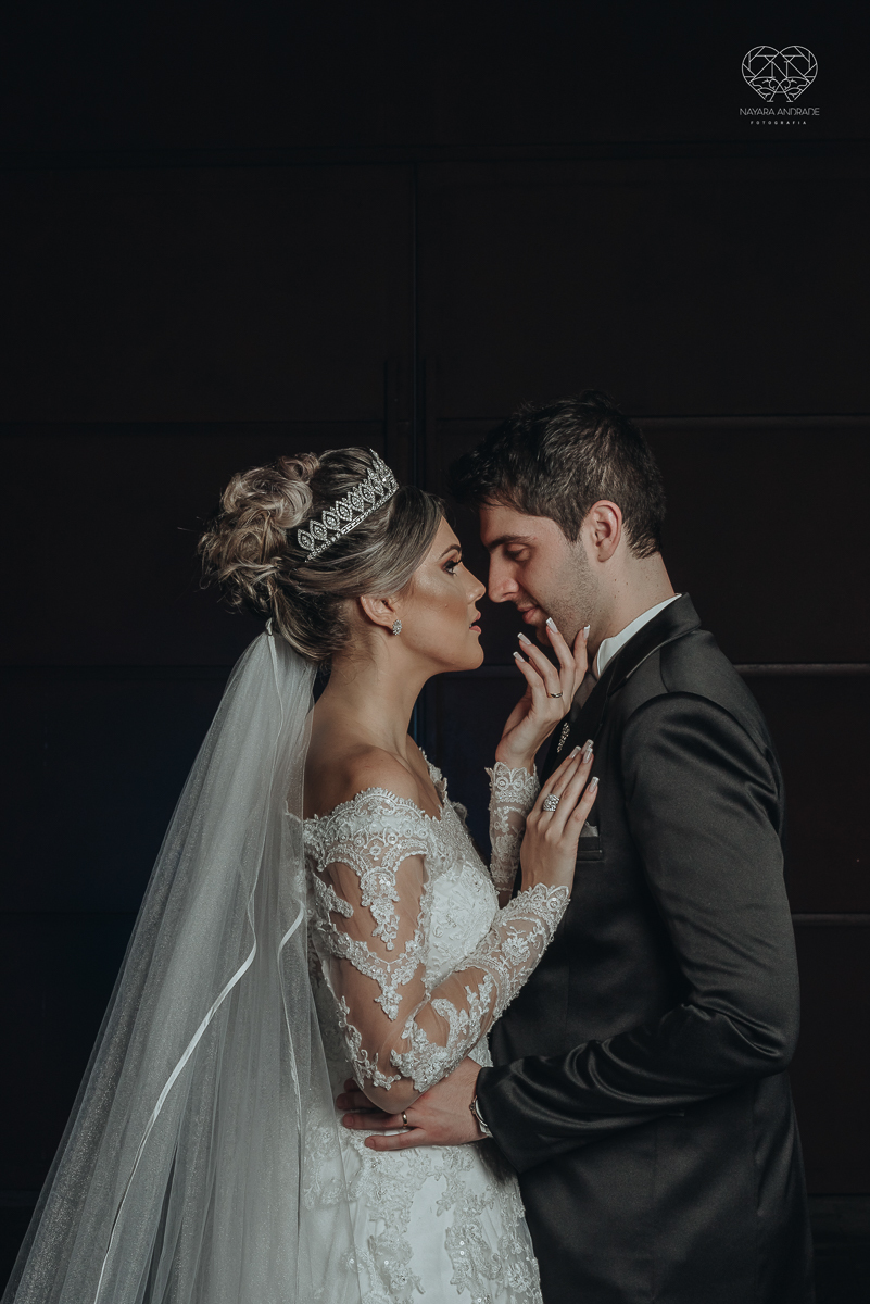 fotos externas de casal apaixonado feitas no espaço atmosphera no guaruja fotos noturnas de noiva com o veu e buque fotos posadas feitas pela fotografa premiada nayara andrade de santos