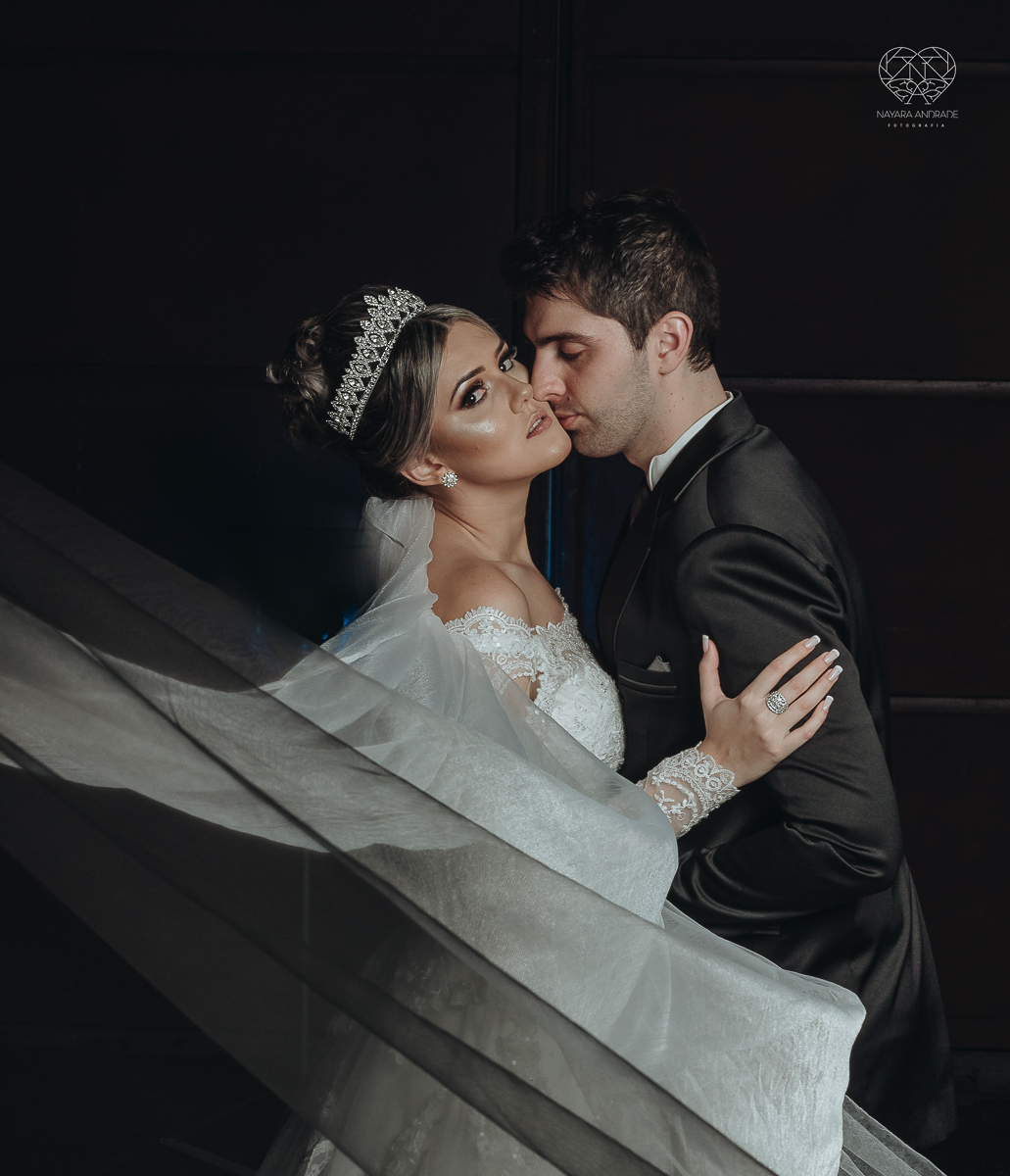 fotos externas de casal apaixonado feitas no espaço atmosphera no guaruja fotos noturnas de noiva com o veu e buque fotos posadas feitas pela fotografa premiada nayara andrade de santos