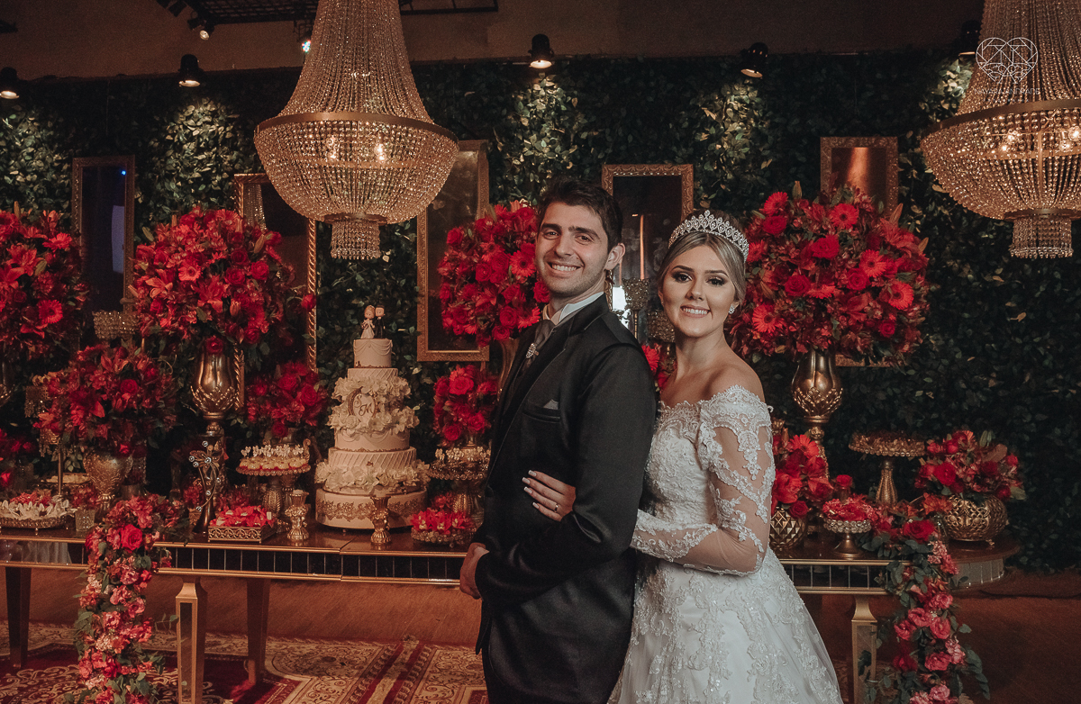 fotografia de casamento classico de princesa com decoraçao vermelha no espaço atmosphera no guaruja fotos feitas pela fotografa nayara andrade de santos