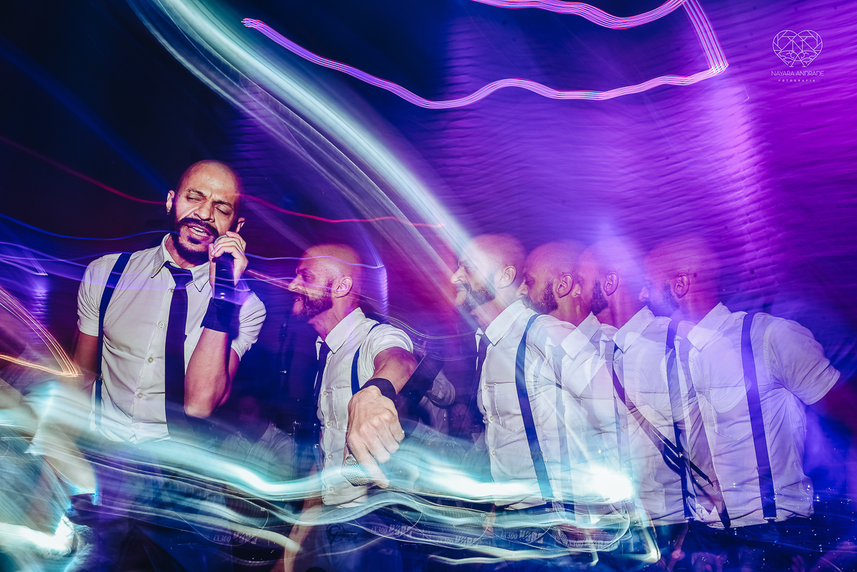 Fotos de festa de casamento com banda athrios band no espaço atmosphera e assessoria de vmb noivos dançando e fotos de balada de casamento feitas pela fotografa nayara andrade de santos